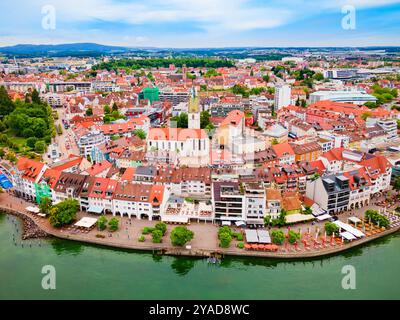 Friedrichshafen Luftpanorama. Friedrichshafen ist eine Stadt am Ufer des Bodensees in Bayern. Stockfoto