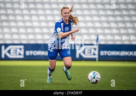 Odense, Dänemark. Oktober 2024. Julie Jensen (2) von ob Q wurde während des Gjensidige Kvindeliga-Spiels zwischen ob Q und HB Koge im Naturenergiepark Odense gesehen. Stockfoto