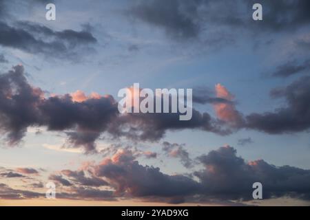 Wunderschöne Aussicht auf den blauen Himmel mit flauschigen Wolken Stockfoto