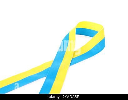 Farbband in den Farben der ukrainischen Nationalflagge isoliert auf weiß Stockfoto