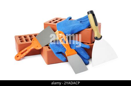 Rote Steine, Handschuhe und Kellen auf weißem Hintergrund Stockfoto