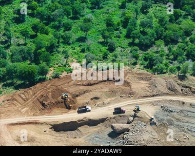 Maschinenarbeiten am Sandsteinbruch aus der Drohne Stockfoto