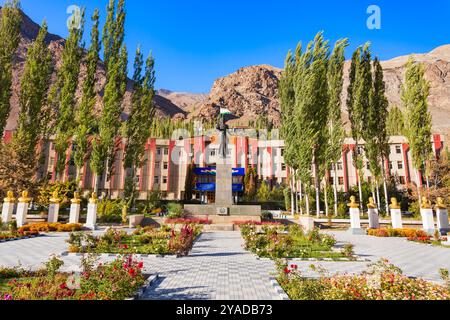 Khorog, Tadschikistan - 4. Oktober 2022: GBAO Gorno-Badakhshan Regierungsgebäude der Autonomen Region und Ismail Samoni-Statue in Chorog, Tadschikistan Stockfoto