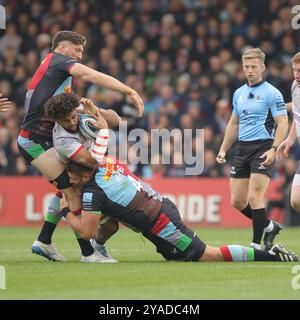 London, Vereinigtes Königreich. 13. Oktober 2024. Andy Onyeama-Christie von Saracens wird von Irne Herbst von Harlequins während des Gallagher Premiership Rugby Spiels zwischen Harlequins und Saracens am Twickenham Stoop angegriffen. Quelle: Jay Patel/Alamy Live News Stockfoto