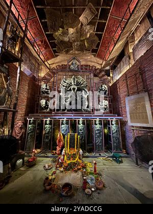 12. Oktober 2024, Kolkata, Westbengalen, Indien: Die Menschen von Kalkutta genießen ihr am meisten erwartetes Festival Durga Puja, indem sie den Pandal besuchen, der nach Themen gebaut wurde. (Kreditbild: © Sunam Banerjee/Pacific Press via ZUMA Press Wire) NUR REDAKTIONELLE VERWENDUNG! Nicht für kommerzielle ZWECKE! Stockfoto