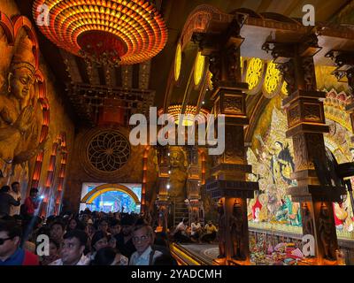 12. Oktober 2024, Kolkata, Westbengalen, Indien: Die Menschen von Kalkutta genießen ihr am meisten erwartetes Festival Durga Puja, indem sie den Pandal besuchen, der nach Themen gebaut wurde. (Kreditbild: © Sunam Banerjee/Pacific Press via ZUMA Press Wire) NUR REDAKTIONELLE VERWENDUNG! Nicht für kommerzielle ZWECKE! Stockfoto