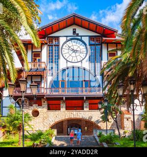 Gagra, Georgien - 05. Oktober 2020: Gagripsh ist ein antikes historisches Restaurant Gebäude in Gagra Stadt, Abchasien Region von Georgien Stockfoto