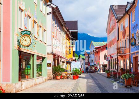 Garmisch-Partenkirchen, Deutschland - 02. Juli 2021: Schönheitshäuser mit Luftlmalerei, bayerner Fassadenmalerei in der Ludwigstraße, einer historischen Straße in GA Stockfoto