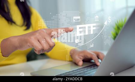Geschäftsfrau zeigt Symbole des ETF Exchange Traded Fund Börsenhandel Investment Financial Concept, Investment Opportunities in Investmentfonds und Stockfoto