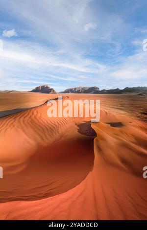 Wüstenlandschaft bei Sonnenuntergang in Wadi Rum, Jordanien. Stockfoto