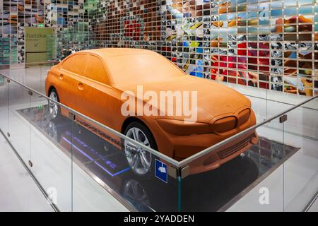 München, Deutschland - 08. Juli 2021: BMW 3er G20 Serie Tonmodell im BMW Museum. Es ist ein Automobilmuseum der BMW-Geschichte, das sich in der Nähe des Olympiaparks i befindet Stockfoto