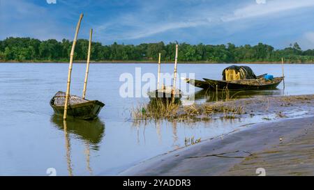 Fluss Gorai-Madhumati. Am Flussufer von Bangladesch. Am Abend legen Fischerboote am Flussufer fest. Der Fluss fließt unter dem Abendhimmel. Stockfoto