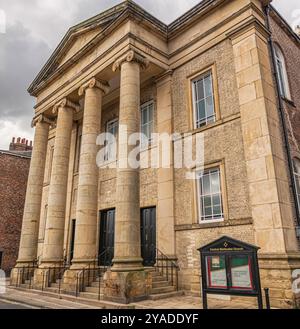 Hohe Säulen am Eingang zu einer methodistischen Kirche. Treppen mit Handläufen führen zu den Türen und Fenstern im oberen Stockwerk. Stockfoto