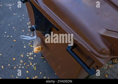 Abgestandenes Brot in einer Plastiktüte in den Müll geworfen, Essen in der Mülleimer, arme Leute essen, was sie im Müll finden Stockfoto