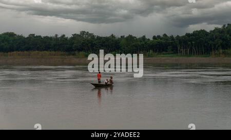 Gorai-Madhumati-Fluss von Bangladesch. Abends am Fluss. Fischer fischen in Booten mitten im Fluss. Der Fluss fließt unter dem Twilig Stockfoto