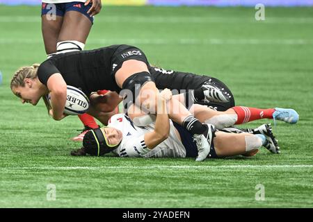 Vancouver, Kanada. Oktober 2024. 20241012; Vancouver, British Columbia, Kanada; Frankreich im Zentrum Gabrille Vernier (12) bekämpft neuseeländische Spieler in der ersten Halbzeit im BC Place Stadium. (Foto: Anne-Marie Sorvin/SIPA USA) Credit: SIPA USA/Alamy Live News Stockfoto
