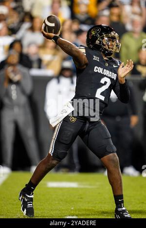 12. Oktober 2024: Colorado Buffaloes Quarterback Shedeur Sanders (2) wirft einen Pass während der zweiten Hälfte des Fußballspiels zwischen Colorado und Kansas State in Boulder, CO. Derek Regensburger/CSM. Stockfoto