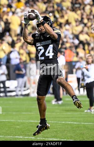 12. Oktober 2024: Colorado Buffaloes Cornerback Preston Hodge (24) schnappt sich einen Pass während der Aufwärmphase vor dem Fußballspiel zwischen Colorado und Kansas State in Boulder, CO. Derek Regensburger/CSM. Stockfoto