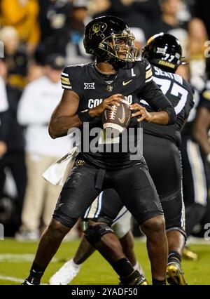 12. Oktober 2024: Colorado Buffaloes Quarterback Shedeur Sanders (2) will in der zweiten Hälfte des Fußballspiels zwischen Colorado und Kansas State in Boulder werfen. Derek Regensburger/CSM. Stockfoto