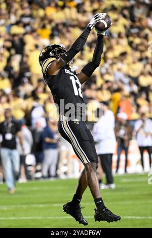 12. Oktober 2024: Colorado Buffaloes Cornerback Travis Hunter (12) schnappt sich einen Ball während der Aufwärmphase vor dem Fußballspiel zwischen Colorado und Kansas State in Boulder, CO. Derek Regensburger/CSM. Stockfoto