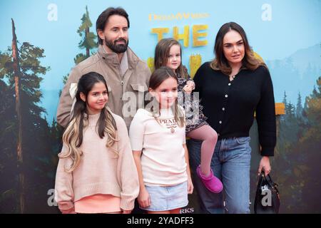 London, Großbritannien. Oktober 2024. Im Bild: Tamara Ecclestone, Ehemann Jay Rutland und Familie nehmen an der Sonderpräsentation für „The Wild Robot“ beim 68. BFI London Film Festival in der Royal Festival Hall in Southbank Teil. Quelle: Justin Ng/Alamy Live News Stockfoto