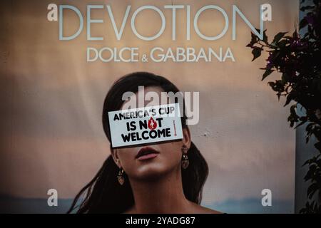 Barcelona, Spanien. Oktober 2024. Die Einwohner sind gegen den 37. America's Cup und bezeichnen ihn als „elitär und undurchsichtig“, schaden der Umwelt, verschärfen die Spannungen auf dem ohnehin schwierigen Immobilienmarkt und verarmen die Bevölkerung. Quelle: Matthias Oesterle/Alamy Live News Stockfoto