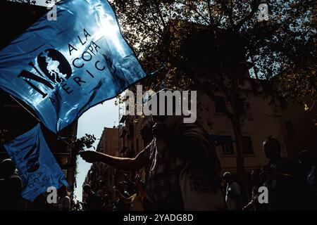 Barcelona, Spanien. Oktober 2024. Die Einwohner sind gegen den 37. America's Cup und bezeichnen ihn als „elitär und undurchsichtig“, schaden der Umwelt, verschärfen die Spannungen auf dem ohnehin schwierigen Immobilienmarkt und verarmen die Bevölkerung. Quelle: Matthias Oesterle/Alamy Live News Stockfoto