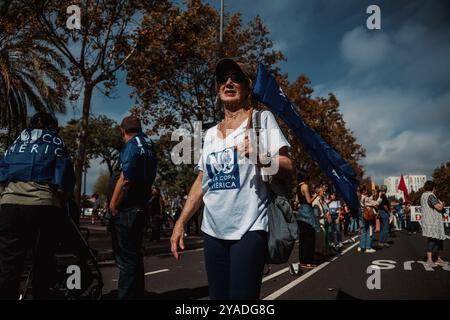 Barcelona, Spanien. Oktober 2024. Die Einwohner sind gegen den 37. America's Cup und bezeichnen ihn als „elitär und undurchsichtig“, schaden der Umwelt, verschärfen die Spannungen auf dem ohnehin schwierigen Immobilienmarkt und verarmen die Bevölkerung. Quelle: Matthias Oesterle/Alamy Live News Stockfoto