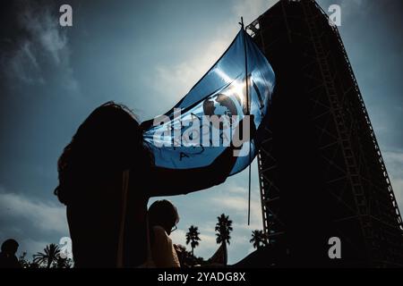 Barcelona, Spanien. Oktober 2024. Die Einwohner sind gegen den 37. America's Cup und bezeichnen ihn als „elitär und undurchsichtig“, schaden der Umwelt, verschärfen die Spannungen auf dem ohnehin schwierigen Immobilienmarkt und verarmen die Bevölkerung. Quelle: Matthias Oesterle/Alamy Live News Stockfoto