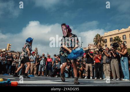 Barcelona, Spanien. Oktober 2024. Die Einwohner sind gegen den 37. America's Cup und bezeichnen ihn als „elitär und undurchsichtig“, schaden der Umwelt, verschärfen die Spannungen auf dem ohnehin schwierigen Immobilienmarkt und verarmen die Bevölkerung. Quelle: Matthias Oesterle/Alamy Live News Stockfoto