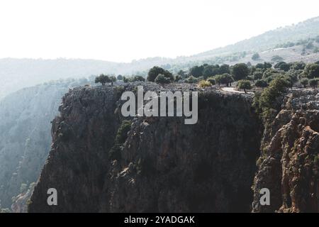 Die Aradena-Brücke über die Aradena-Schlucht im Süden von Chania Kreta Griechenland ist die höchste Brücke für Bungee-Jumping in Griechenland und zweithöchste in Europa Stockfoto