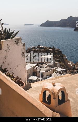 SANTORINI, GRIECHENLAND - 30. September 2024: Blick auf die Stadt Oia und die Ägäis auf der Insel Santorin, Griechenland. Kykladen, griechische Landschaft Santorini. Stockfoto