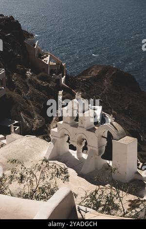 SANTORINI, GRIECHENLAND - 30. September 2024: Weiße Architektur auf der Insel Santorin, Griechenland. Wunderschöner Blick auf Oia Stadt bei Sonnenuntergang. Reise- und Urlaubskonz Stockfoto