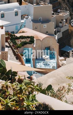 SANTORIN, GRIECHENLAND - 30. September 2024: Bunte Architektur in Oia. Wunderschöne Stadtlandschaft bei Sonnenuntergang. Berühmtes Reiseziel Stockfoto