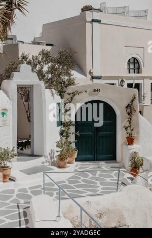 SANTORINI, GRIECHENLAND - 30. September 2024: Weiße Architektur auf der Insel Santorin, Griechenland. Wunderschöner Blick auf weiße Gebäude und enge Gassen. Reise A Stockfoto