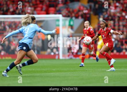 Liverpool, Großbritannien. Oktober 2024. Taylor Hinds aus Liverpool kontrolliert den Ball während des FA Women's Super League-Spiels in Anfield, Liverpool. Der Bildnachweis sollte lauten: Annabel Lee-Ellis/Sportimage Credit: Sportimage Ltd/Alamy Live News Stockfoto