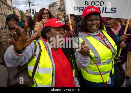 Die Jünger Christi singen während des marsches. Hunderte von Christen nahmen am Marsch für Jesus Teil. Die Jünger Christi hielten dann eine Kundgebung am Trafalgar Square ab, wo sie Reden, Livemusik und Gebete hörten. Stockfoto