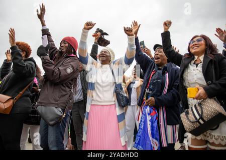 Die Jünger Christi singen während des marsches. Hunderte von Christen nahmen am Marsch für Jesus Teil. Die Jünger Christi hielten dann eine Kundgebung am Trafalgar Square ab, wo sie Reden, Livemusik und Gebete hörten. Stockfoto