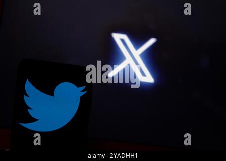 Gaziantep, Turkiye. 26. Juli 2023. Das Twitter-Logo wird durch ein X ersetzt. Das soziale Netzwerk „Twitter“ wurde in „X“ umbenannt, wobei das Vogel-Logo, das Teil der Identität von Twitter war, nun durch eine stilisierte Version des 24. Buchstabens des lateinischen Alphabets ersetzt wird. Twitter-Rebranding bedeutet auch, dass das offizielle Konto der Plattform der Benutzername @X ist Stockfoto