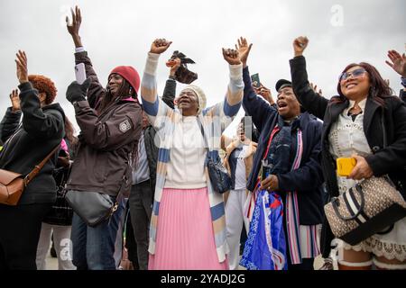 London, Großbritannien. Oktober 2024. Die Jünger Christi singen während des marsches. Hunderte von Christen nahmen am Marsch für Jesus Teil. Die Jünger Christi hielten dann eine Kundgebung am Trafalgar Square ab, wo sie Reden, Livemusik und Gebete hörten. (Foto: James Willoughby/SOPA Images/SIPA USA) Credit: SIPA USA/Alamy Live News Stockfoto