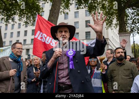 London, Westminster, Großbritannien. Oktober 2024. Ein Prediger gibt während des marsches Gesten. Hunderte von Christen nahmen am Marsch für Jesus Teil. Die Jünger Christi hielten dann eine Kundgebung am Trafalgar Square ab, wo sie Reden, Livemusik und Gebete hörten. (Credit Image: © James Willoughby/SOPA Images via ZUMA Press Wire) NUR REDAKTIONELLE VERWENDUNG! Nicht für kommerzielle ZWECKE! Stockfoto