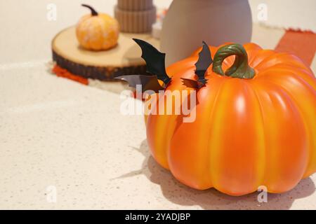 Nahaufnahme eines Halloween-Kürbis mit Fledermäusen isoliert auf dem Tisch Stockfoto