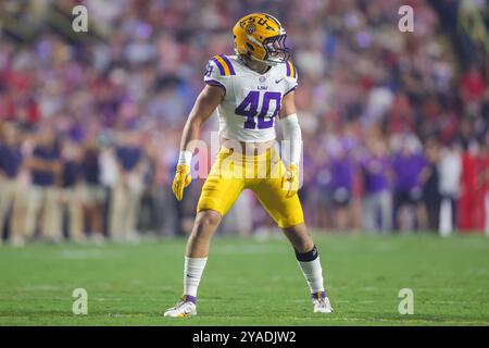 12. Oktober 2024: LSU Linebacker Whit Weeks (40) sucht im Tiger Stadium in Baton Rouge, LA, einen Anruf während der NCAA-Football-Action zwischen den Ole Miss Rebels und den LSU Tigers. Jonathan Mailhes/CSM (Bild: © Jonathan Mailhes/Cal Sport Media) Stockfoto