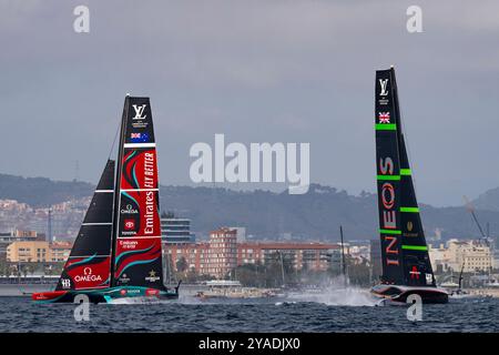 Barcelona, Spanien. Oktober 2024. Die Crews beider Teams treten am 2. Renntag während des Rennens zwischen dem Emirates Team New Zealand und Ineos Britannia beim 37. America's Cup am 13. Oktober 2024 in Barcelona, Spanien, an. Foto: Siu Wu. Quelle: dpa/Alamy Live News Stockfoto