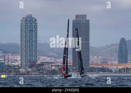 Barcelona, Spanien. Oktober 2024. Die Crews beider Teams treten am 2. Renntag während des Rennens zwischen dem Emirates Team New Zealand und Ineos Britannia beim 37. America's Cup am 13. Oktober 2024 in Barcelona, Spanien, an. Foto: Siu Wu. Quelle: dpa/Alamy Live News Stockfoto