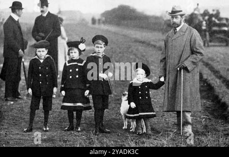 Der Prinz von Wales (später König Georg V.), mit vier seiner Kinder, Sandringham Estate, Norfolk, England um 1902. Der Prinz von Wales (später König Georg V.) mit Prinz Albert (später Georg VI.), Prinzessin Mary (später Prinzessin Royal und Gräfin von Harewood), Prinz Edward (später Edward VIII.) und Prinz Henry (später Herzog von Gloucester). Stockfoto