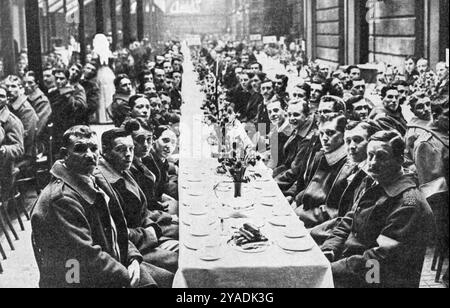 Verwundete Soldaten bei einer Teeparty im Buckingham Palace, 1916. Während des Ersten Weltkriegs veranstaltete die britische Königsfamilie in der Reitschule am Buckingham Palace Unterhaltung für verwundete Soldaten und Seeleute. An drei Tagen im März 1916 nahmen mehr als 2000 Männer an diesen Veranstaltungen Teil. Stockfoto