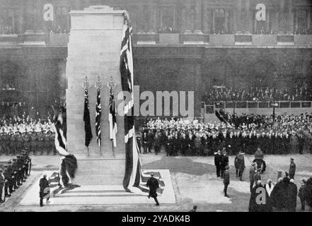 König Georg V. enthüllt das Cenotaph, Westminster, London, Waffenstillstandstag, 1920. Das Cenotaph wurde am 11. November 1920 von König Georg V. (1865–1936) enthüllt. Stockfoto