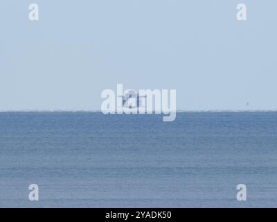 Warden Bay, Kent, Großbritannien. Oktober 2024. Großbritannien Wetter: Knock John Marinestützung 17 Meilen außerhalb des Meeres schien heute Nachmittag vor der Küste von Kent zu schweben, aufgrund einer optischen Illusion von Fata Morgana Fata Morgana. Quelle: James Bell/Alamy Live News Stockfoto