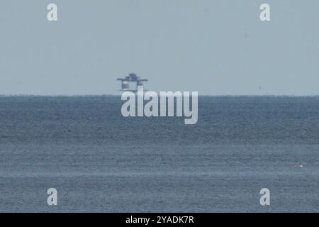 Warden Bay, Kent, Großbritannien. Oktober 2024. Großbritannien Wetter: Knock John Marinestützung 17 Meilen außerhalb des Meeres schien heute Nachmittag vor der Küste von Kent zu schweben, aufgrund einer optischen Illusion von Fata Morgana Fata Morgana. Quelle: James Bell/Alamy Live News Stockfoto